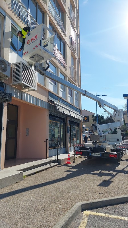 Nettoyage de vitres et vitrages en hauteur avec accès difficile à Gap et Tallard